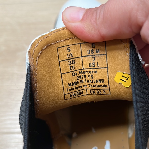 DR MARTENS 2976 YELLOW STITCH SMOOTH LEATHER CHELSEA BOOTS WHITE SIZE 7 US - Picture 10 of 11